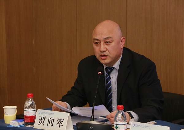 集團公司黨委副書(shū)記、工會(huì )主席賈向軍作《河南二建集團公司工會(huì )2021年度工作報告》.jpg