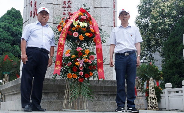3、向革命先烈敬獻花籃.jpg