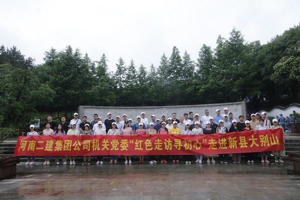 12、在將軍紀念廣場(chǎng)合影留念.JPG