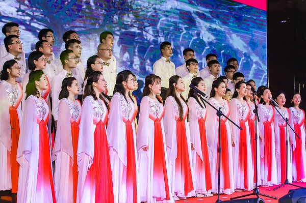 大合唱《中國 中國  鮮紅的太陽(yáng)永不落》2.jpg