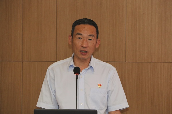 3、集團公司黨委副書(shū)記陳百斌宣讀表彰文件.jpg