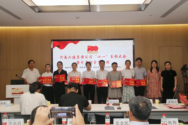 9、與會(huì )領(lǐng)導為“優(yōu)秀分享獎”獲得者頒獎.jpg