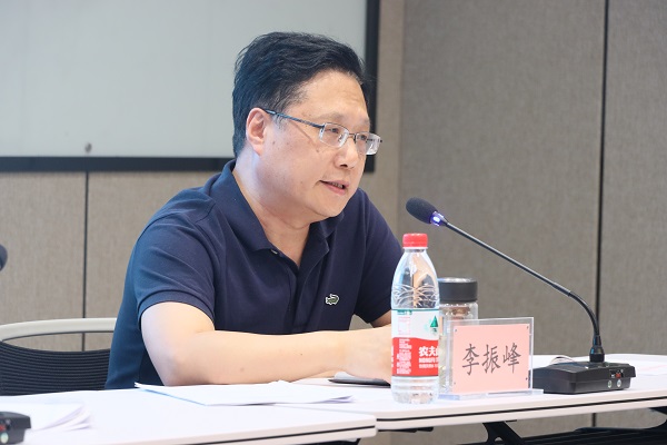 3、河南省建筑勞務(wù)管理辦公室勞務(wù)科科長(cháng)李振峰發(fā)表講話(huà).jpg