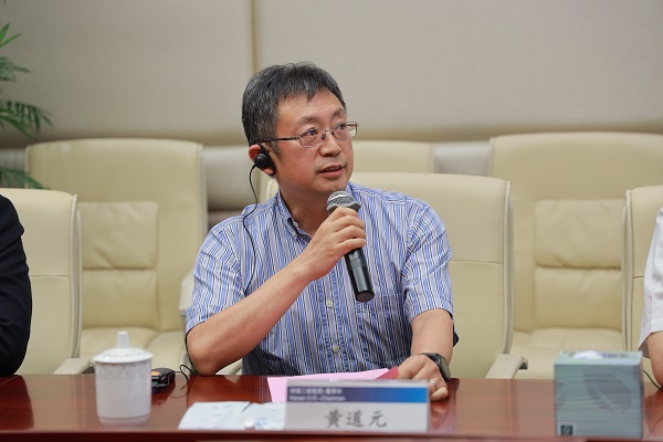 3、董事長(cháng)在峰會(huì )上發(fā)言.jpg