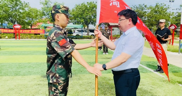 2、集團公司人力資源總監張浩敏向新員工交授營(yíng)旗.PNG