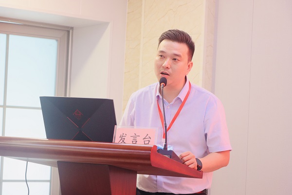 4、集團培訓學(xué)校校長(cháng)劉攀主持會(huì )議.jpg