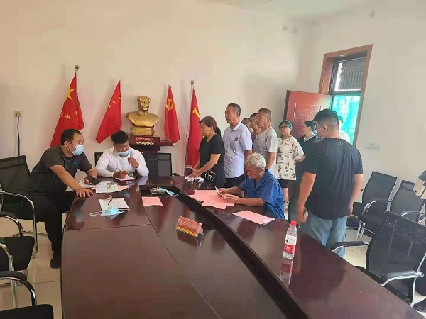 3、工程技術(shù)人員為村民登記危房，便于提高效率，快捷排查.jpg