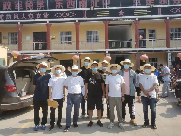 9、參加援助的第一組工程技術(shù)人員.jpg