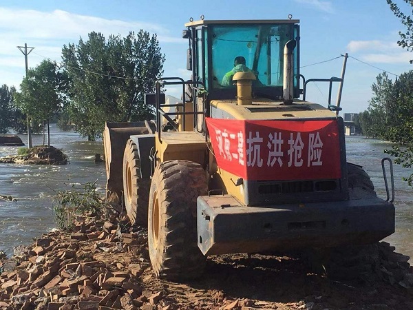 3、項目抗洪搶險突擊隊在?？h小河鄉王灣村，封堵河道決口.jpg