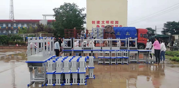 5、向三十九中捐贈的課桌椅運抵學(xué)校.jpg