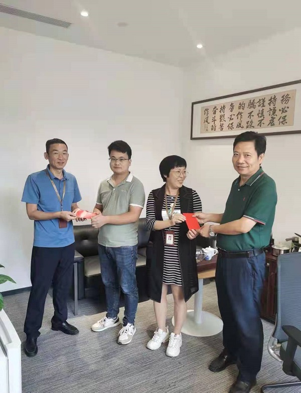 13、公司領(lǐng)導慰問(wèn)受災員工.jpg