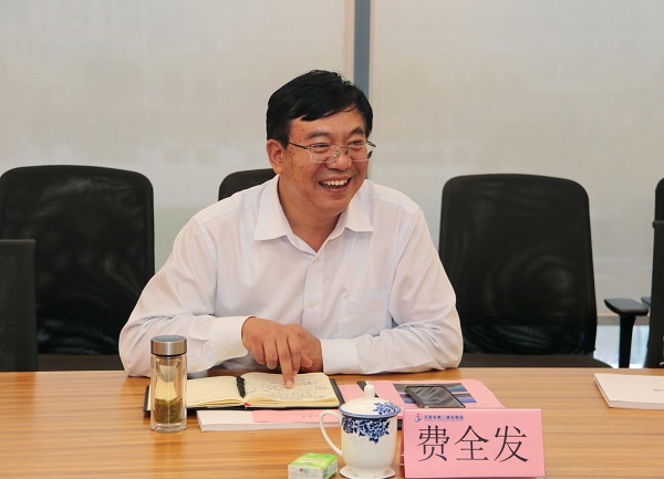 河南省商務(wù)廳二級巡視員費全發(fā)講話(huà).jpg
