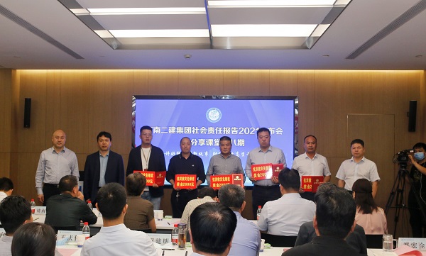與會(huì )領(lǐng)導為獲得“抗洪救災先鋒”榮譽(yù)稱(chēng)號的個(gè)人頒獎.jpg