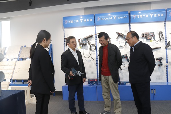 5董事長(cháng)示范新型工器具操作方法.JPG