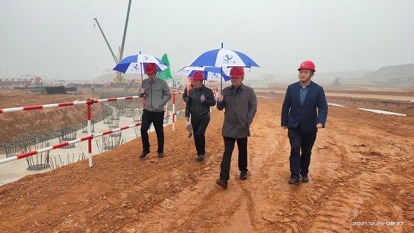 集團公司董事、副總經(jīng)理崔向軍視察施工現場(chǎng).jpg