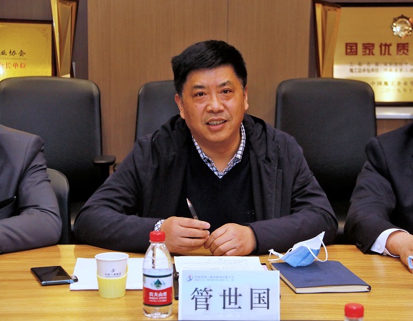 河南省建筑業(yè)協(xié)會(huì )中小企業(yè)分會(huì )秘書(shū)長(cháng)管世國主持簽約儀式.JPG