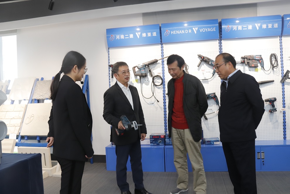 集團公司董事長(cháng)黃道元示范新型工器具操作方法.jpg