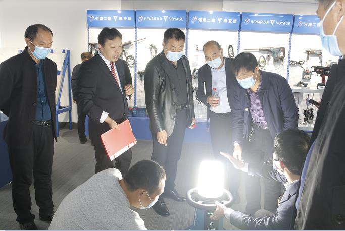集團公司董事長(cháng)黃道元示范新型工器具操作方法.jpg