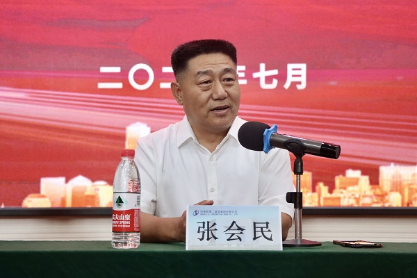 集團公司黨委書(shū)記張會(huì )民對新員工提出希冀.jpg