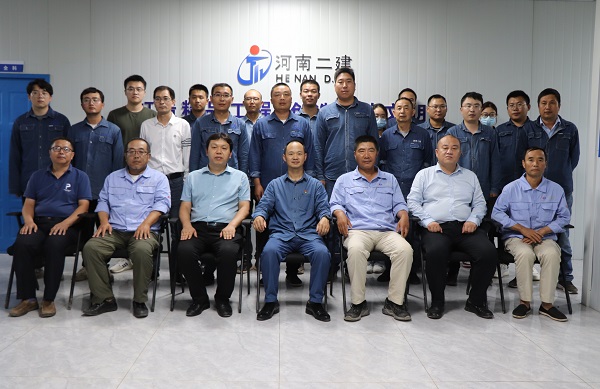 3、參會(huì )人員合影留念.jpg