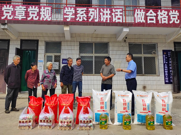 集團公司董事、副總經(jīng)理、分公司經(jīng)理、黨總支書(shū)記崔向軍一行走進(jìn)獅豹頭鄉土池村開(kāi)展慰問(wèn).jpg