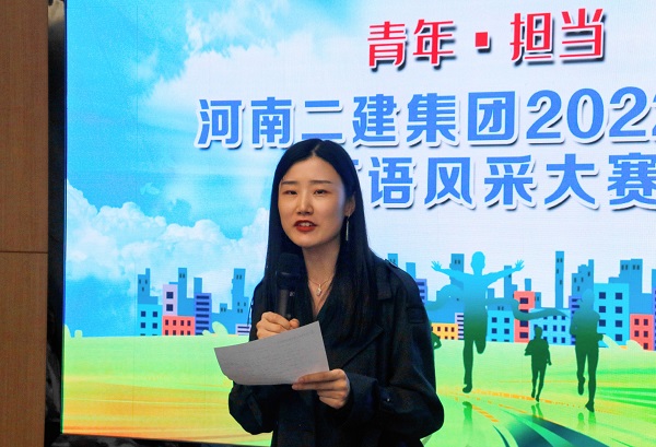 河南財經(jīng)政法大學(xué)翟亞迪博士對選手的表現進(jìn)行點(diǎn)評.jpg