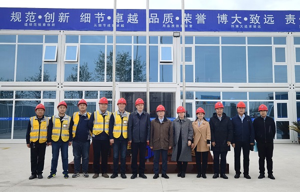 2.董事長(cháng)帶領(lǐng)各參建單位負責人到項目查看施工情況.jpg