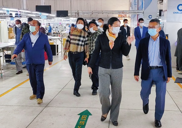 3董事長(cháng)一行走訪(fǎng)嘉麟杰時(shí)尚（私人）有限公司紡織工廠(chǎng).jpg
