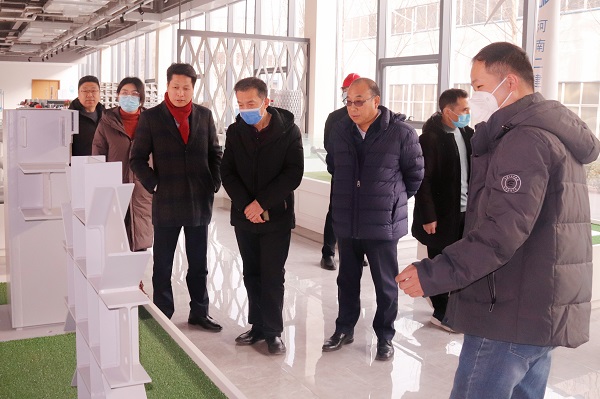 魏克龍一行參觀(guān)園區辦公樓展廳.jpg