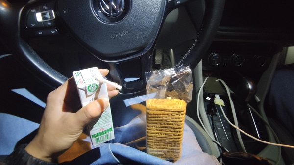 8項目員工返回途中，簡(jiǎn)單用餐.jpg