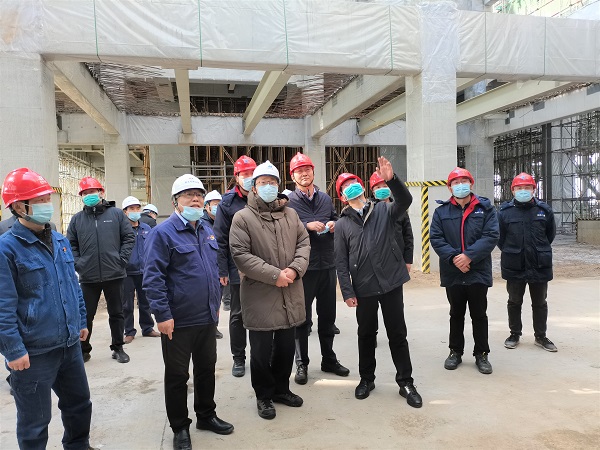 ?？偱c華能集團公司副總經(jīng)理樊啟祥一行實(shí)地參觀(guān)主廠(chǎng)房清水混凝土框架柱施工效果.jpg