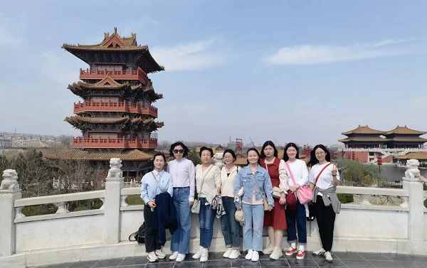 第一項目管理部女職工合影留念.jpg