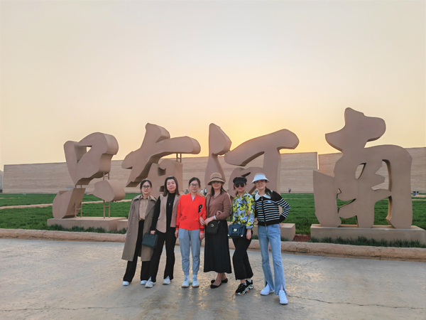 壓縮圖-第二項目管理部女職工合影留念.jpg