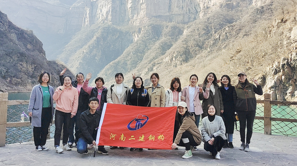 鋼結構公司女職工在寶泉景區合影留念.jpg