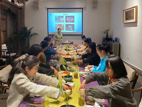 國際公司共同學(xué)習茶事禮儀.jpg