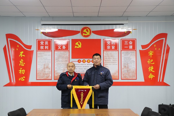 2、項目領(lǐng)導為先進(jìn)黨員突擊隊員頒發(fā)流動(dòng)紅旗.jpg