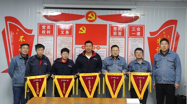 3、項目領(lǐng)導為先進(jìn)青年突擊隊員頒發(fā)流動(dòng)紅旗.JPG