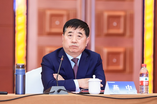 集團公司副總經(jīng)理燕中主持會(huì )議.jpg