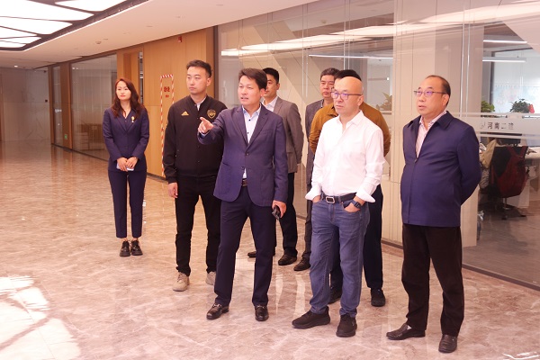 參觀(guān)集團公司19樓辦公區.jpg