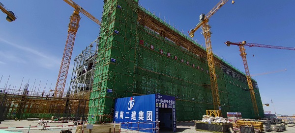 1號機組主廠(chǎng)房A排順利封頂.jpg
