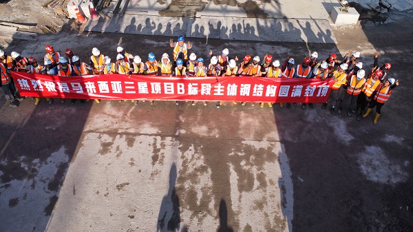 封頂后項目人員開(kāi)心合影.jpg