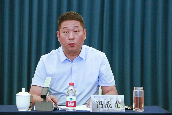 5集團公司副總經(jīng)理馮戰光主持會(huì )議.JPG