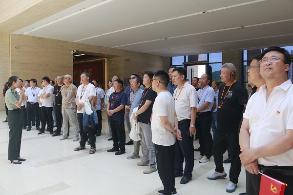 在延安革命紀念館聽(tīng)講解員講述革命先烈的奮斗歷程.JPG