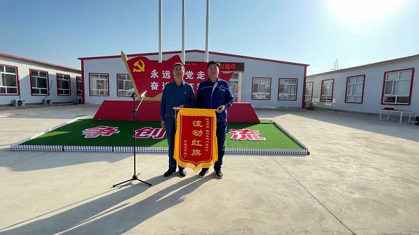 1、華能正寧電廠(chǎng)廠(chǎng)長(cháng)王興俊向河南二建正寧項目部黨支部授予流動(dòng)紅旗.jpg