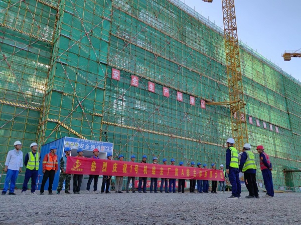 1-1號機組主廠(chǎng)房A排順利封頂.jpg