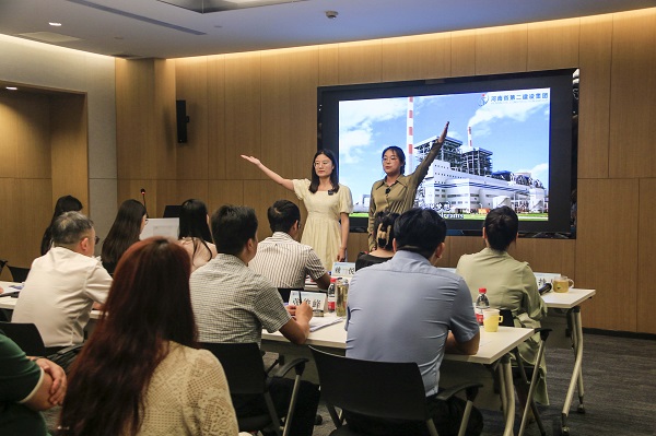 4資產(chǎn)財務(wù)部馬卓玥、秦慧鑫展示音樂(lè )劇《中國建筑的夢(mèng)想》.JPG