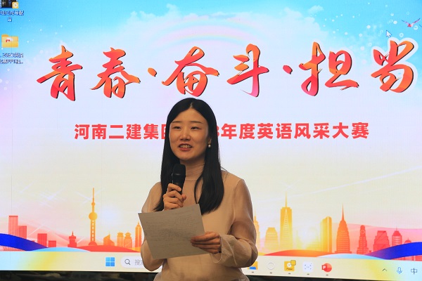 12河南財經(jīng)政法大學(xué)翟亞迪博士對選手的表現進(jìn)行點(diǎn)評.JPG