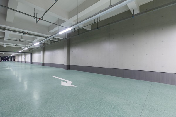 6地下車(chē)庫采用飾面清水混凝土工藝.jpg
