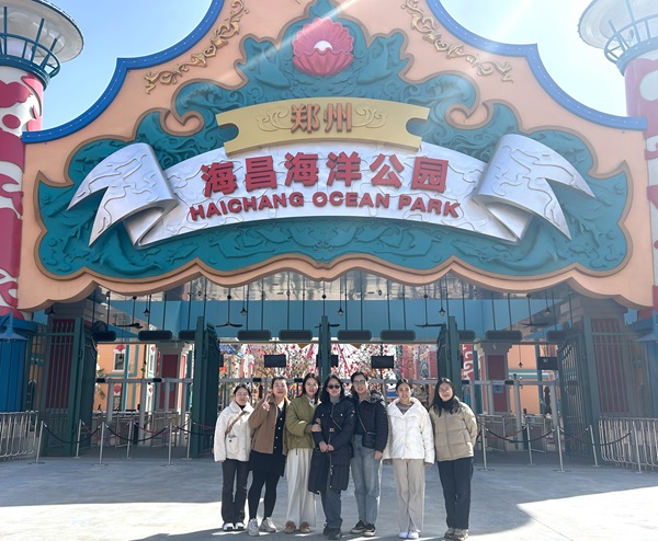 8第二項目管理部組織女職工到鄭州海昌海洋公園游玩.jpg