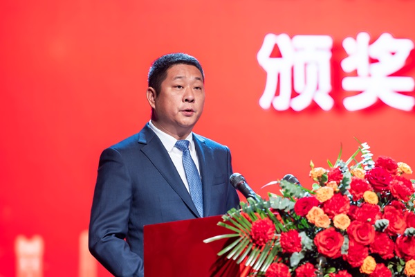9集團公司總經(jīng)理馮戰光宣讀表彰通知.jpg
